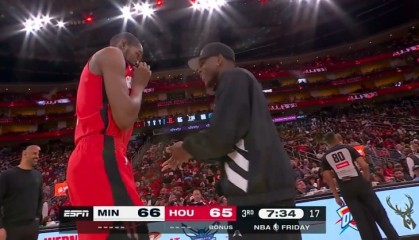 星空体育-与偶像交流的机会来了！爱德华兹趁计时器出问题与杜兰特聊起来