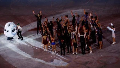 星空体育中国-欧洲看冬奥：花滑选手终于还是对冰墩墩下手了