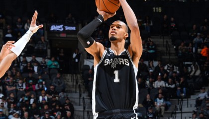 星空体育中国-西部最新排名：勇士创NBA奇迹，湖人收大礼，雷霆爆冷连败