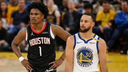 37岁库里的英雄之夜！火箭包夹+手臂挂彩拦不住他